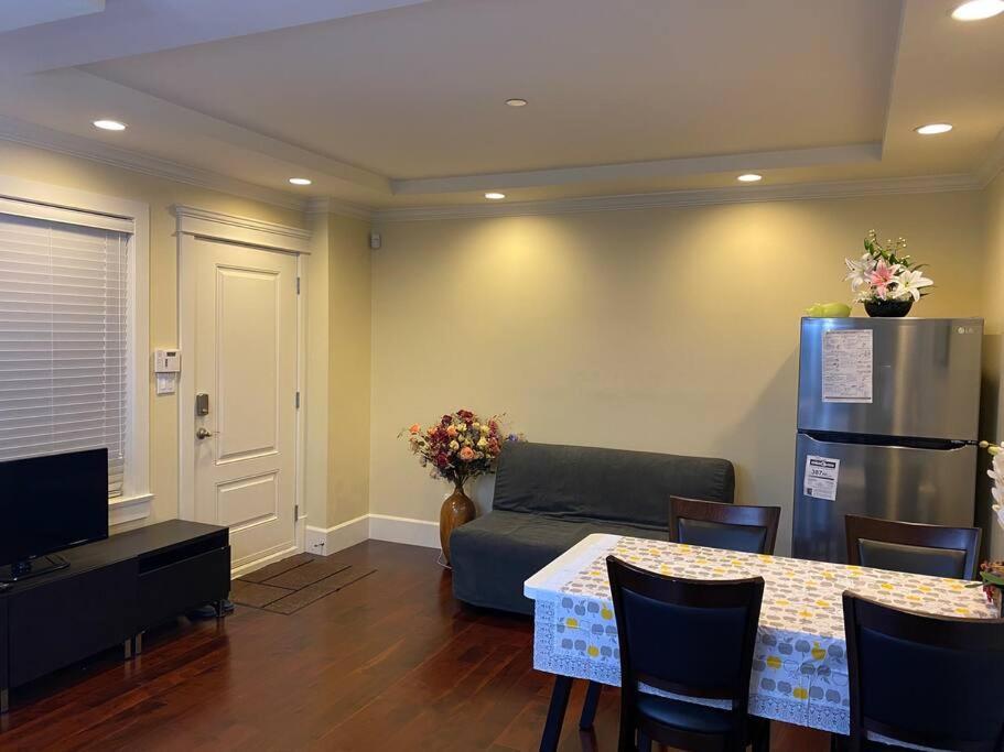 Spacious Modern New Suite Vancouver Extérieur photo